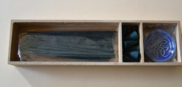 Holzkästchen mit Räucherstäbchen, Kegel und Halter, Marine